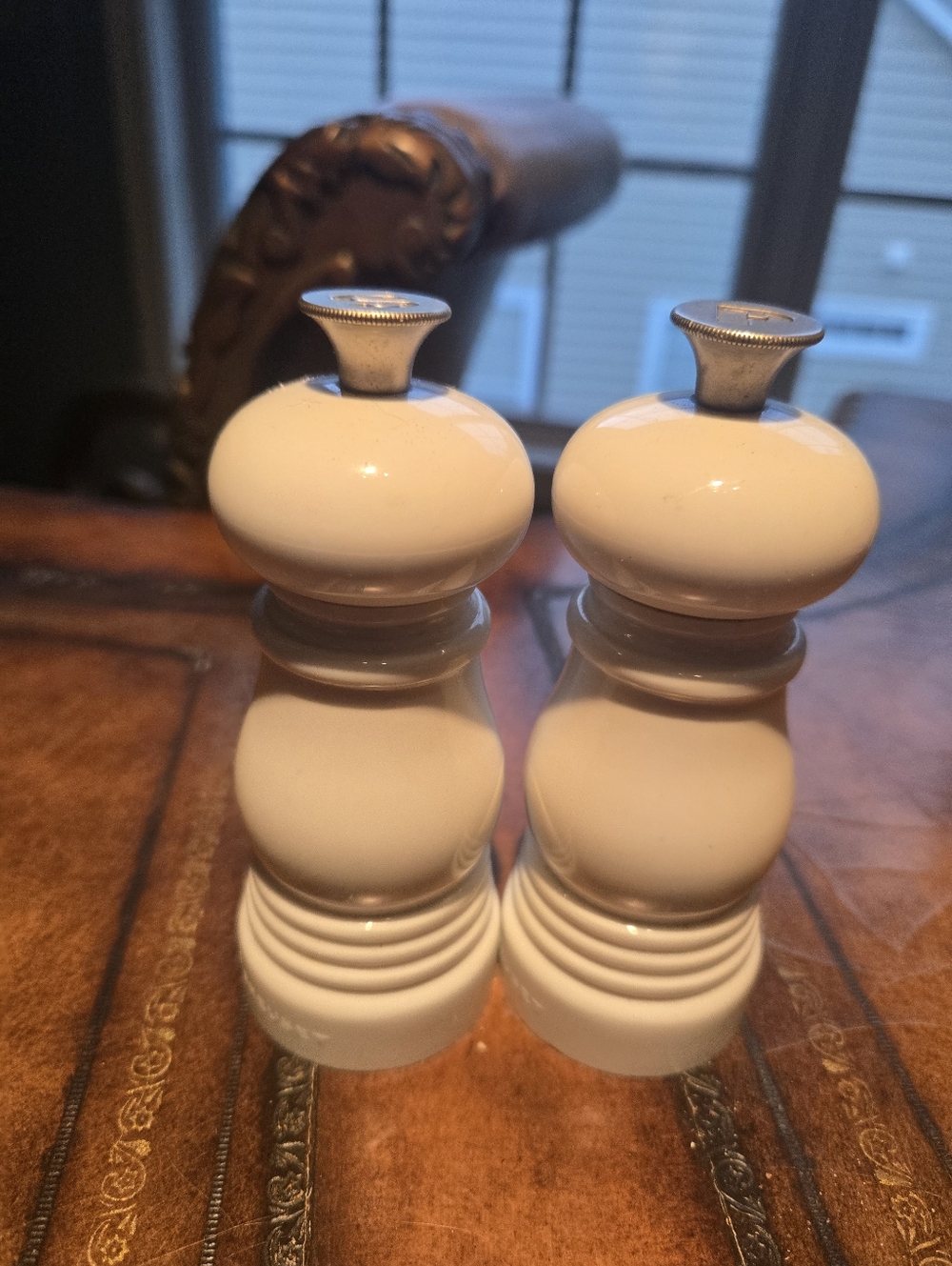 Le Creuset White Salt & Pepper Mill Set | Ceramic Grinders Online 80$ - Picture 6 of 9